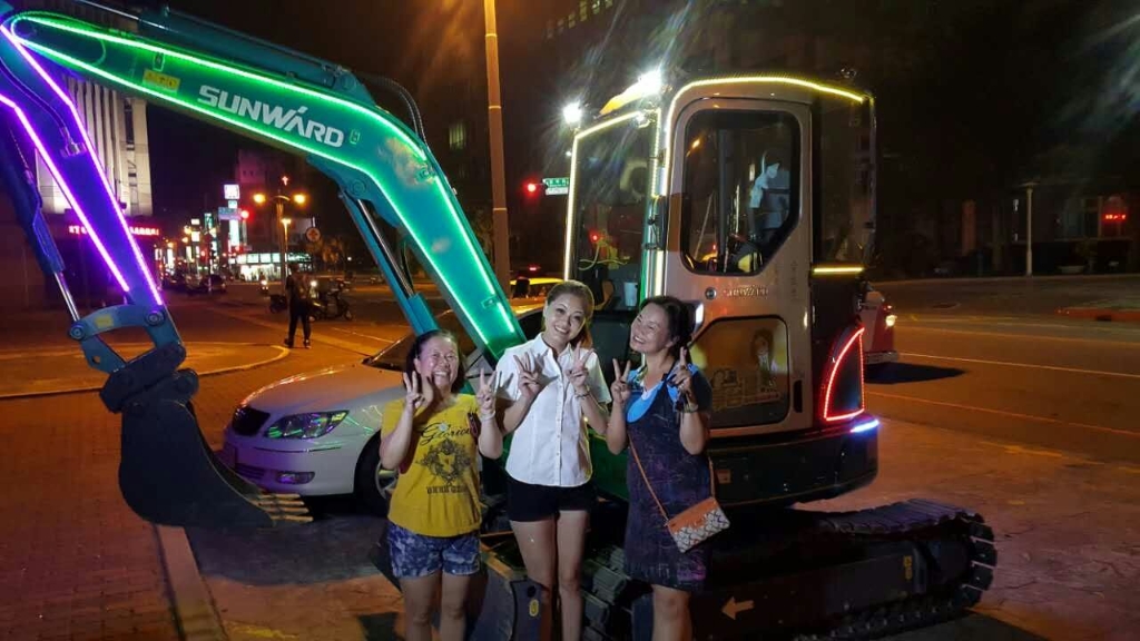 嘉義市长大赞3499拉斯维加斯线路智能挖掘机环台义举