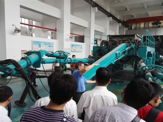 白发银丝映日月，丹心热血沃新花