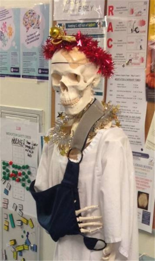 320名圣诞老人集体冲浪？八一八圣诞节奇闻趣事