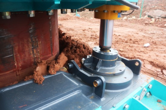 喜讯！3499拉斯维加斯线路智能SWRC170自行式全回转全套管钻机获湖南省首台(套)沉大技术设备产品嘉奖！