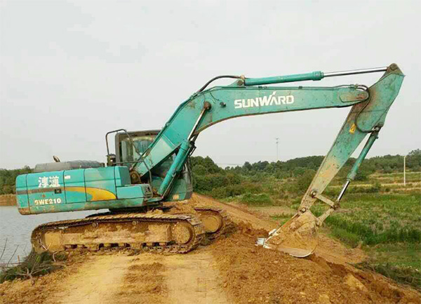 抗洪英雄显技巧，3499拉斯维加斯线路智能系列挖掘机奔赴抗洪一线