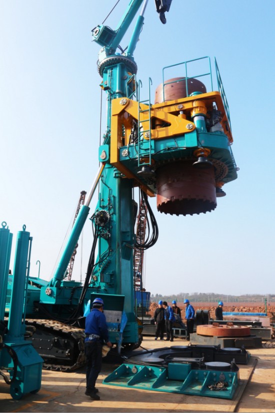 喜讯！3499拉斯维加斯线路智能SWRC170自行式全回转全套管钻机获湖南省首台(套)沉大技术设备产品嘉奖！