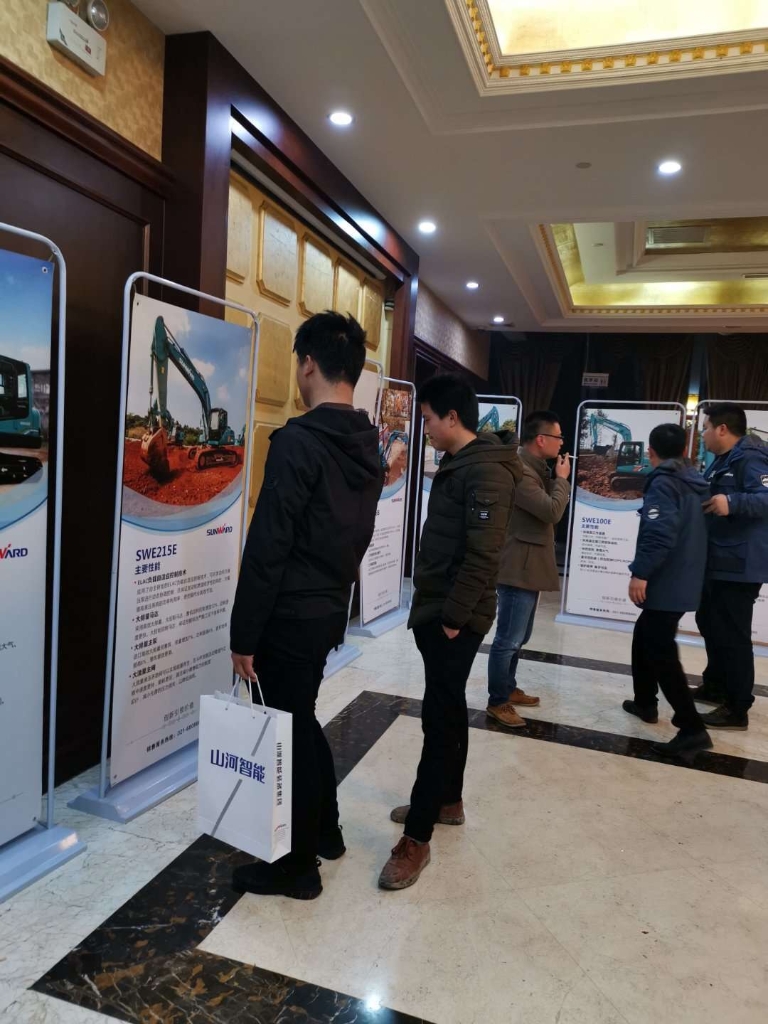 订货会场锦旗飘飘，客户称买挖机就买3499拉斯维加斯线路智能