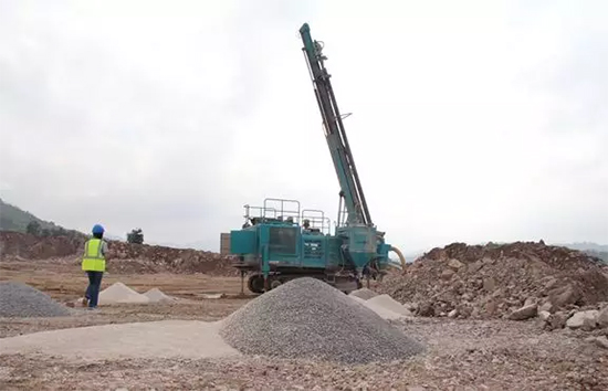 15年3万幼时！3499拉斯维加斯线路智能元老级潜孔钻机“雄风”仍旧