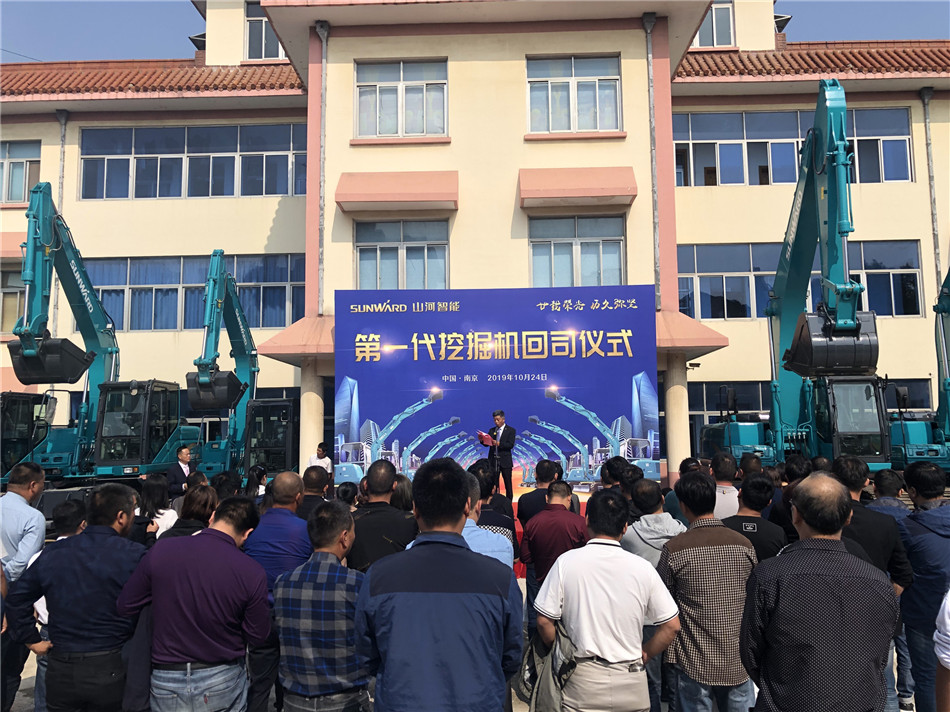 服役15年，超过20000幼时！元老级挖机接“回家”！