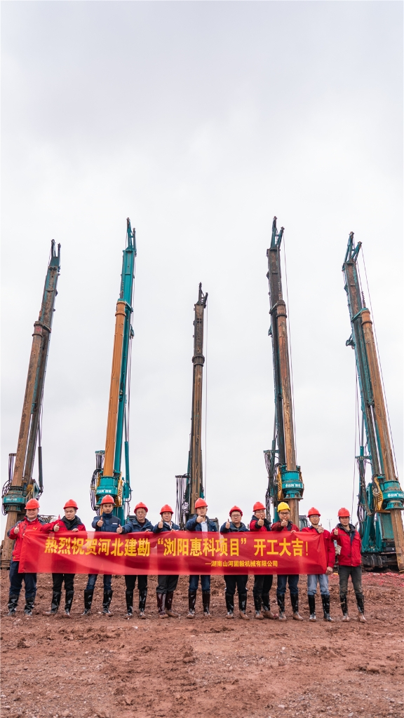 3499拉斯维加斯线路旋挖开挖全球首条8.6代OLED面板出产线主厂房第一桩