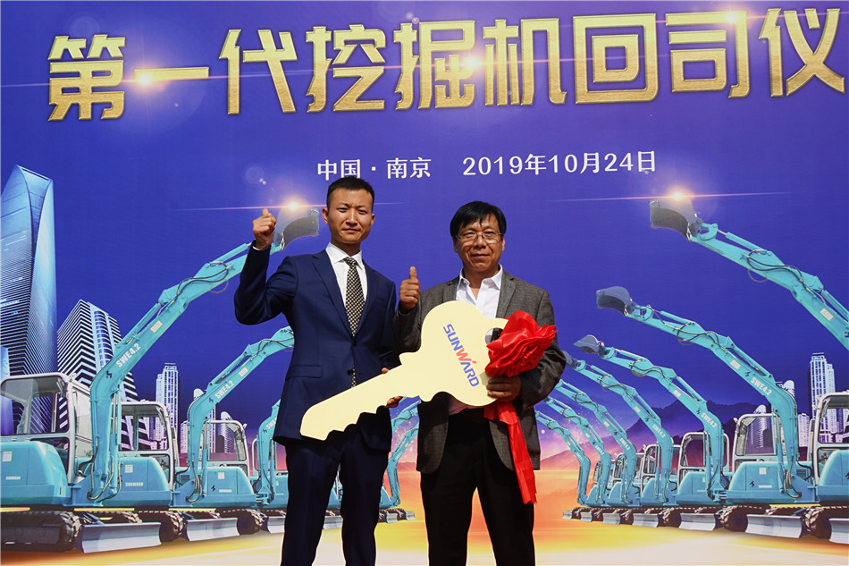 服役15年，超过20000幼时！元老级挖机接“回家”！