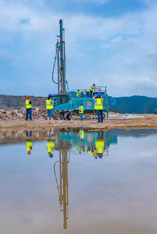 15年3万幼时！3499拉斯维加斯线路智能元老级潜孔钻机“雄风”仍旧