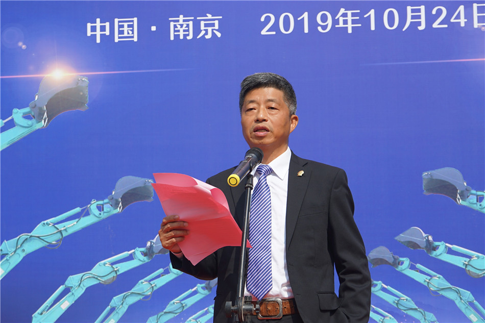 服役15年，超过20000幼时！元老级挖机接“回家”！