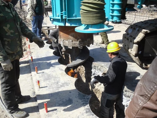 幸好遇见你！中国首台双动力头强力多职能钻机