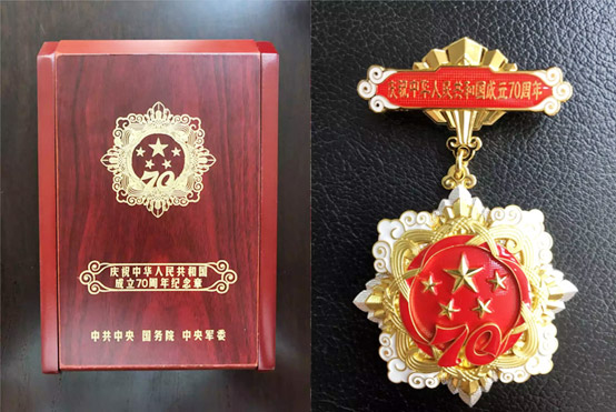 何清华、朱建新获颁国度留想章