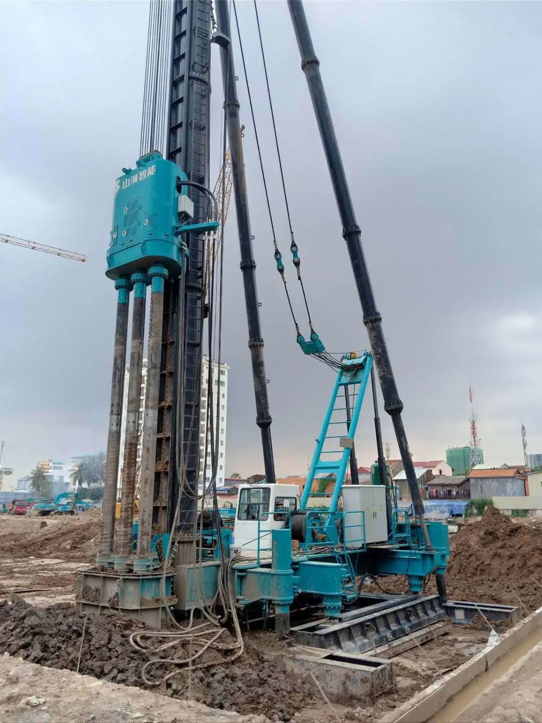 柬埔寨首台三轴陆续墙钻机正式施工