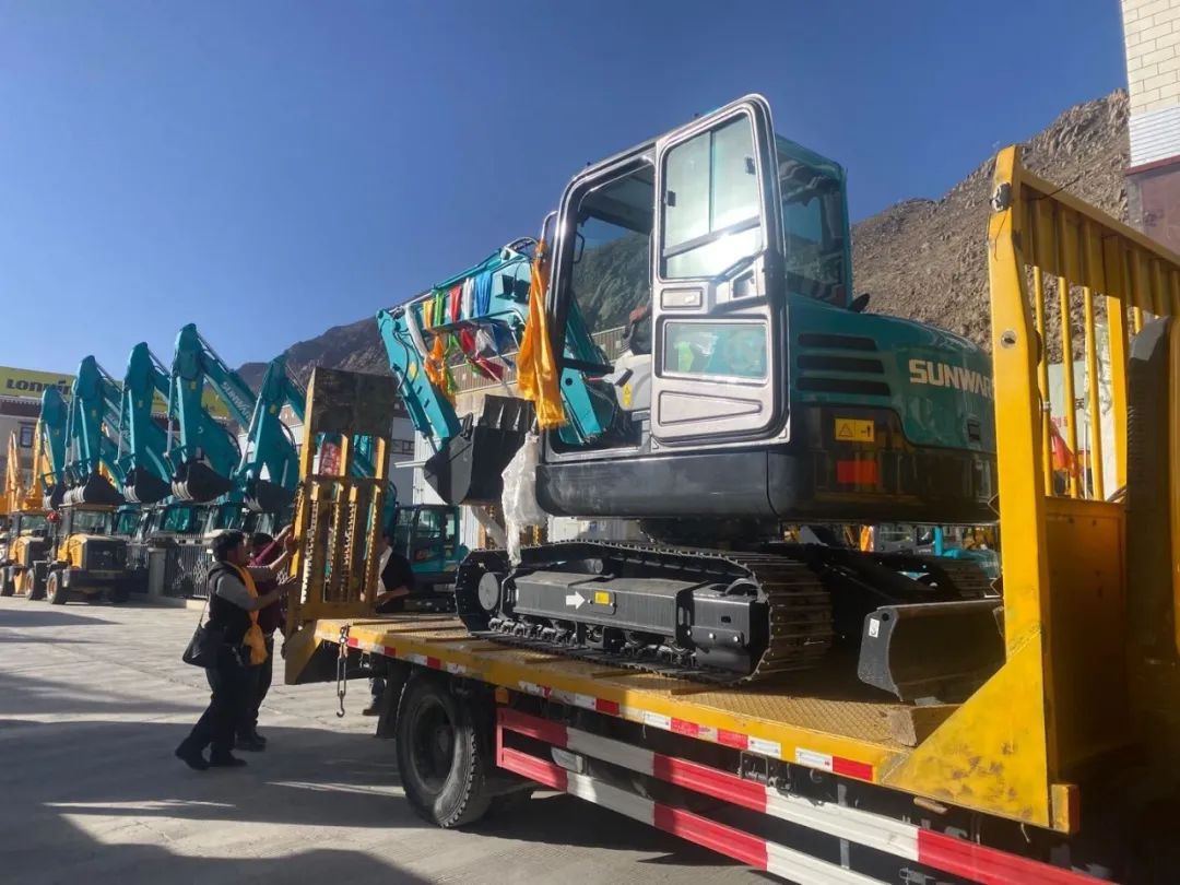 十台3499拉斯维加斯线路挖掘机交付西藏少数民族特色村寨