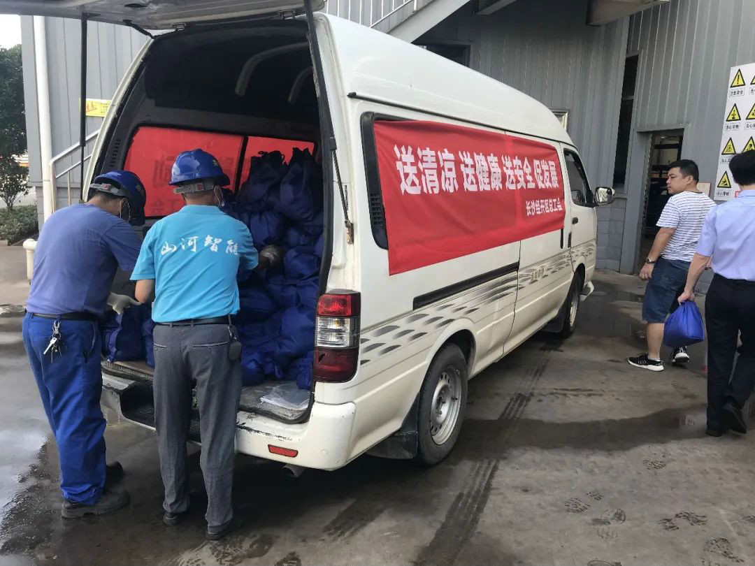 夏季炎炎送清冷，区总关切暖人心