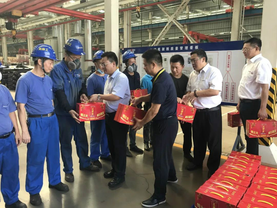 夏季炎炎送清冷，区总关切暖人心