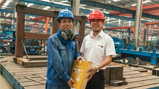 万力集团“送清冷”活动，慰问一线员工