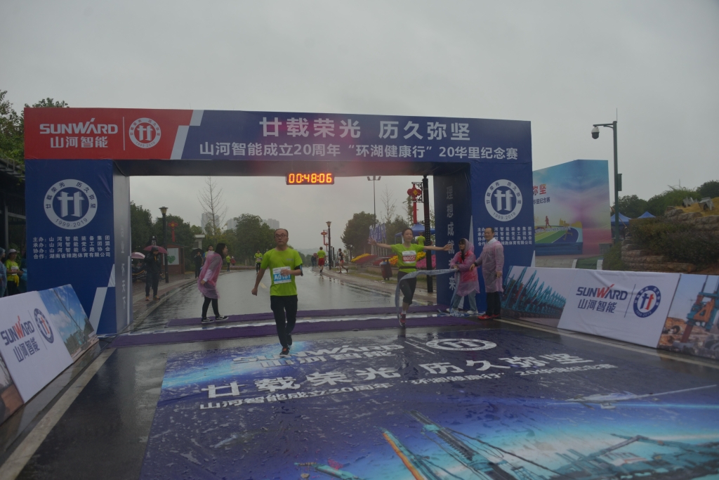 笑对风雨 奋勇奔杏转—3499拉斯维加斯线路智能20周年环湖跑跑出精气神