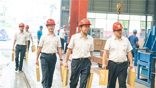 万力集团“送清冷”活动，慰问一线员工