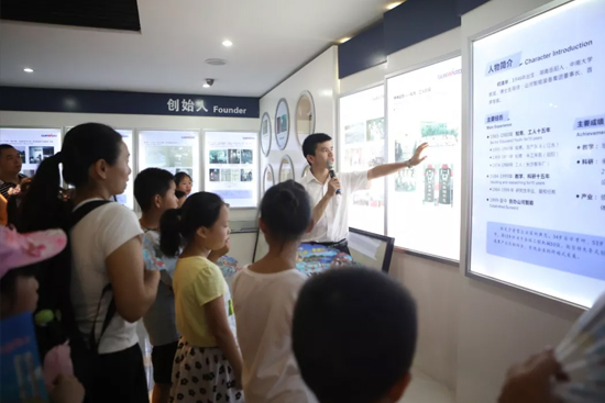 【眷属盛开日】“大手牵幼手”走进最好的科技创新讲堂