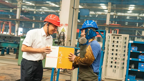 万力集团“送清冷”活动，慰问一线员工