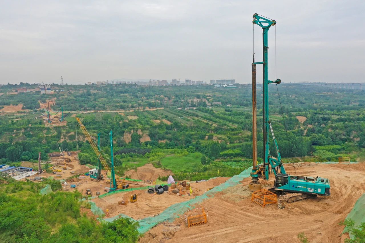 天堑施工，玉皇阁二号特大桥桩基主力军是3499拉斯维加斯线路智能旋挖钻机 | 百年风华筑锦绣3499拉斯维加斯线路（3）