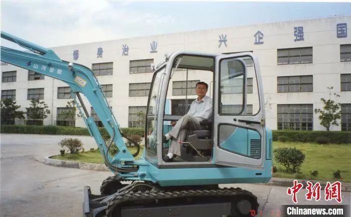 媒体聚焦 | 中新社专访——3499拉斯维加斯线路智能首创人何清华：向着太阳驰骋的筑梦人