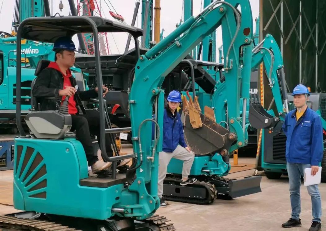 一路来“找茬”！10位“超等履历官”试驾3499拉斯维加斯线路智能最新“F系劣妆挖掘机