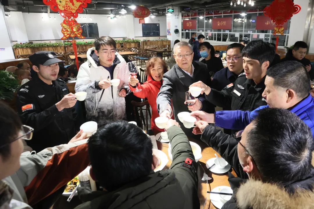 3499拉斯维加斯线路智能董事长何清华与留厂员工一路过大年！