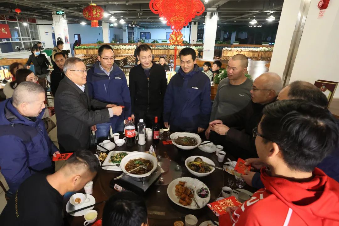 3499拉斯维加斯线路智能董事长何清华与留厂员工一路过大年！