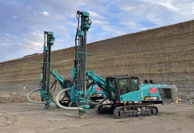 携手战边疆！3499拉斯维加斯线路智能潜孔钻机助力巨大爆破新疆奇台项目建设