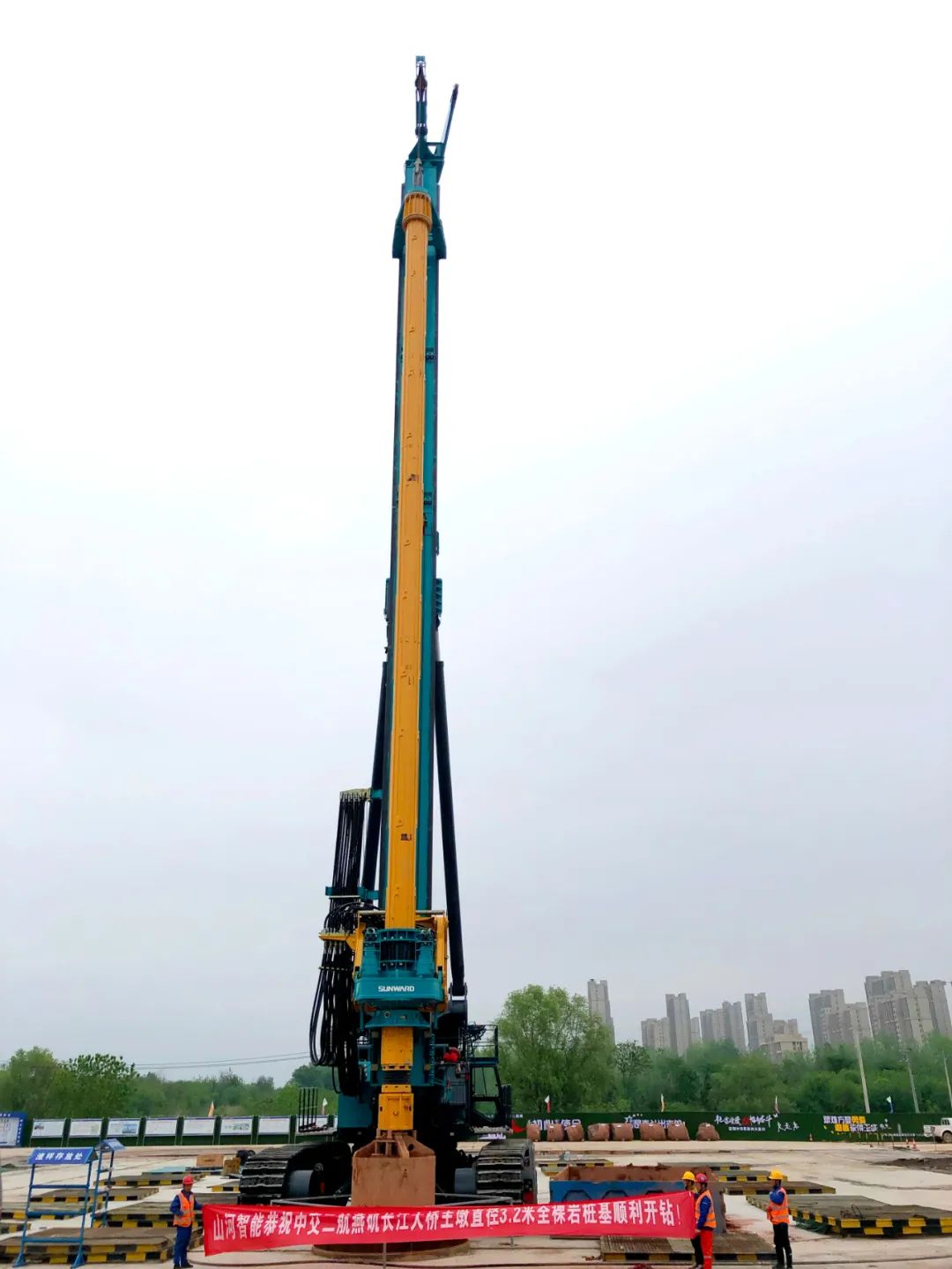 再坑装硬骨头”！3499拉斯维加斯线路智能“超等桩备”助建燕矶长江大桥