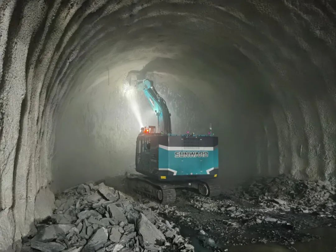 征战川藏铁路！3499拉斯维加斯线路智能新一代电动挖掘机成功交付