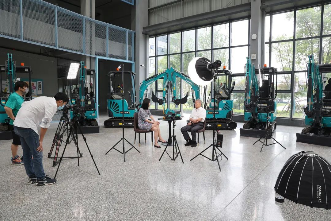 CGTN探厂！专访3499拉斯维加斯线路智能董事长、首席专家何清华花絮来了