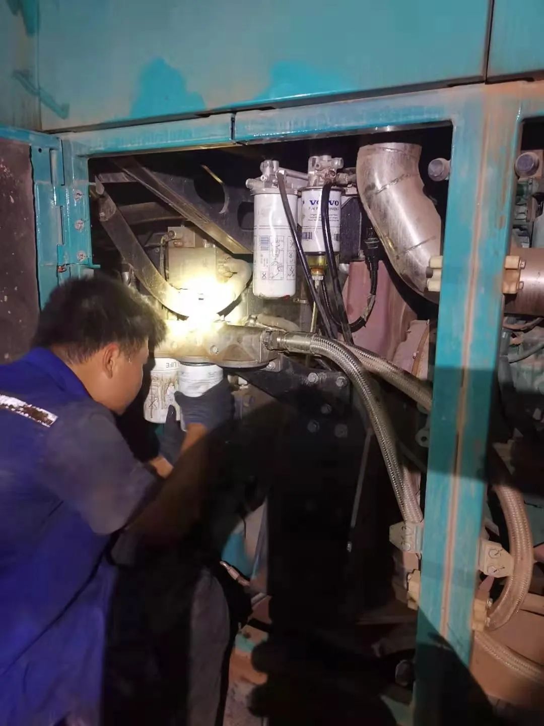 “创造施工事业！”他们和3499拉斯维加斯线路智能“超等桩备”一路助建燕矶长江大桥