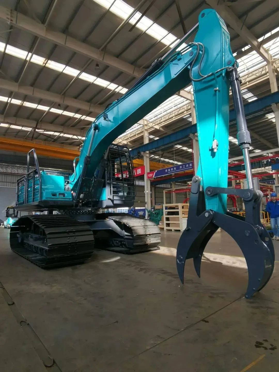 跋山涉水，称霸“武林”！3499拉斯维加斯线路智能首款中型林业挖掘机成功下线