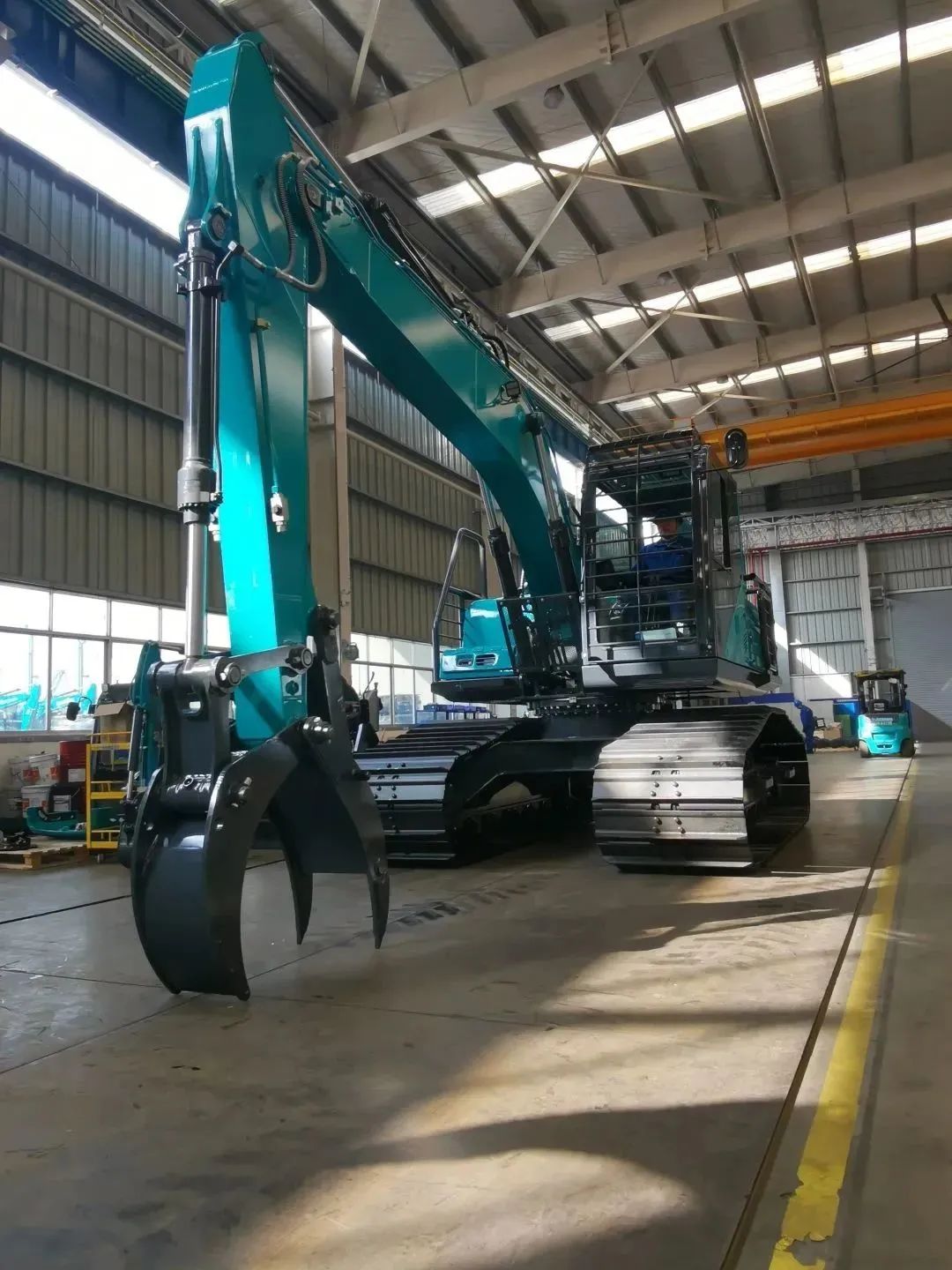 跋山涉水，称霸“武林”！3499拉斯维加斯线路智能首款中型林业挖掘机成功下线