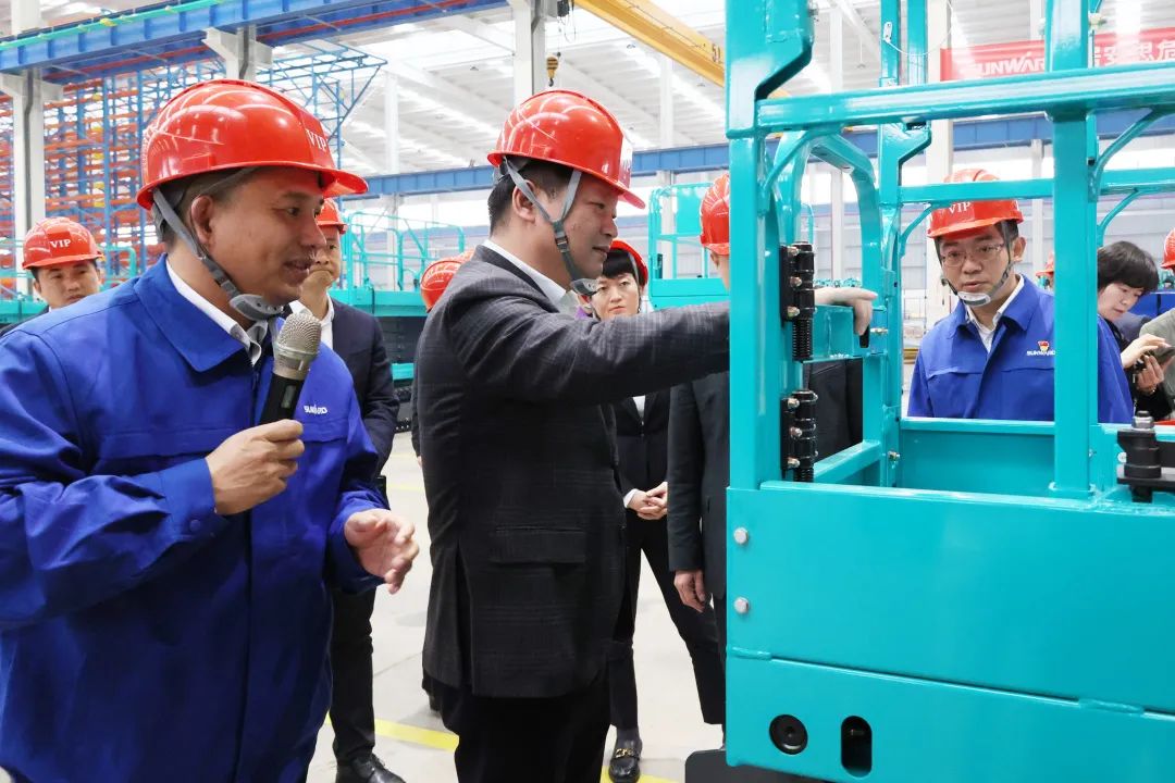 付旭明慰问3499拉斯维加斯线路智能市三八红旗手并督导安全出产工作