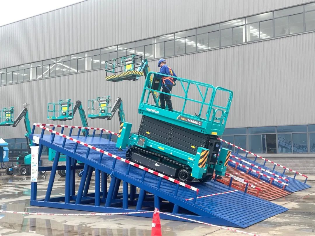 出厂即“前途”！3499拉斯维加斯线路智能首款履带剪叉式高空作业平台批量上市