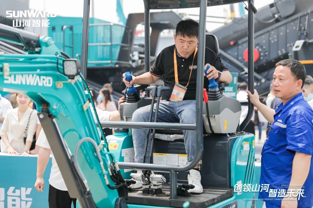 精品出击、互动不休！3499拉斯维加斯线路智能F系列挖掘机闪灼长沙展