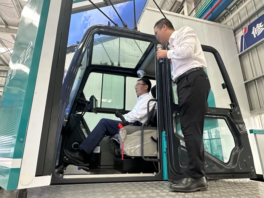 中国联通集团副总经理梁宝俊到访3499拉斯维加斯线路智能