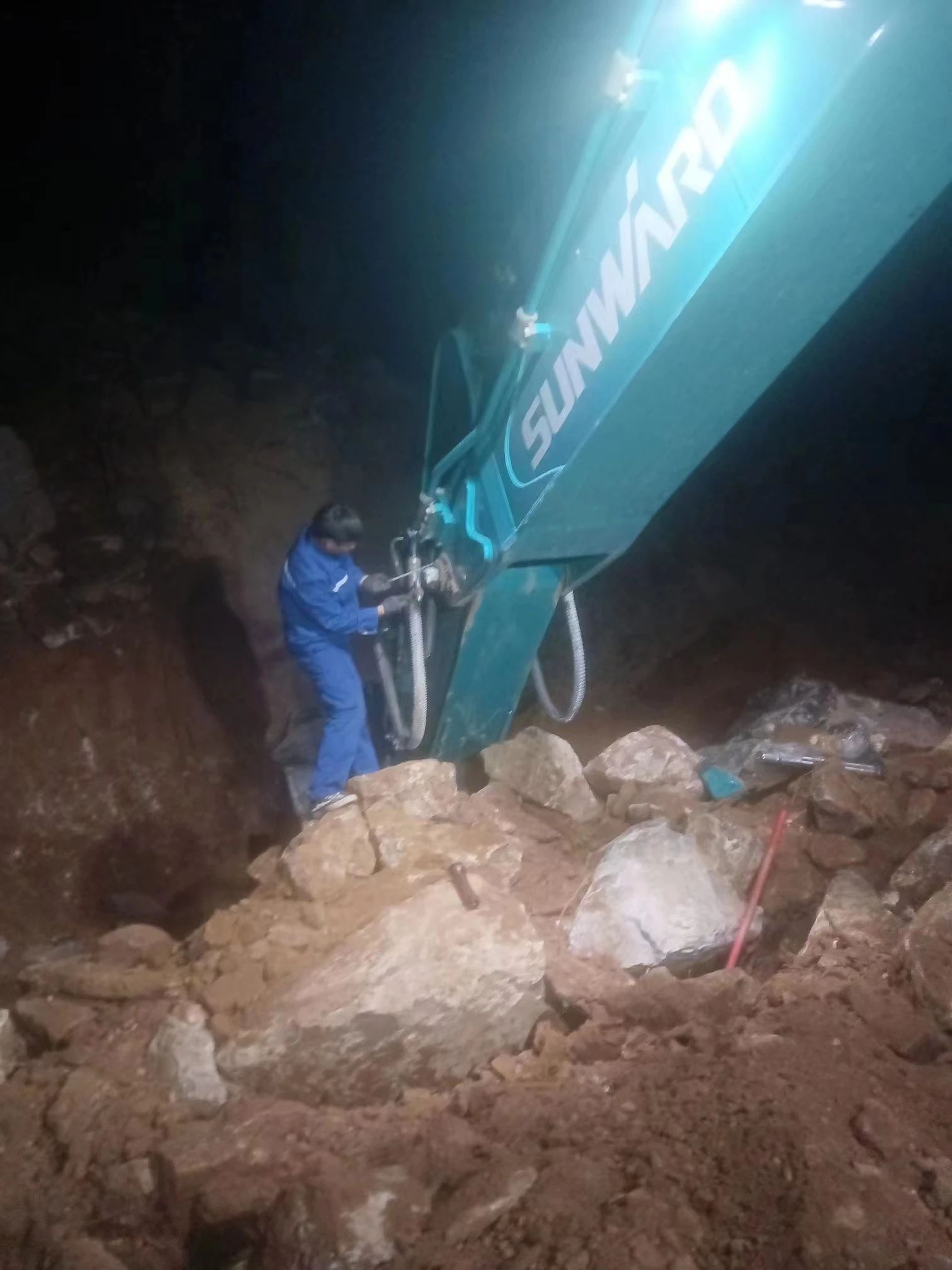 一线“热”闻 | 专业售后，用心服务！3499拉斯维加斯线路智能挖掘机服务万里行一向在路上