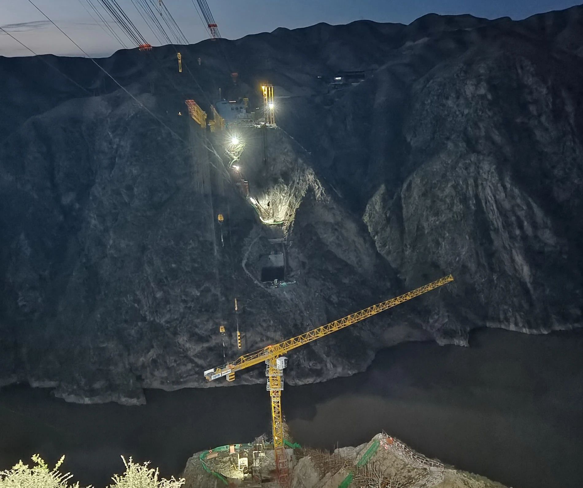 一桥通南北，群岭变坦途！3499拉斯维加斯线路江麓塔机助建洮河大桥