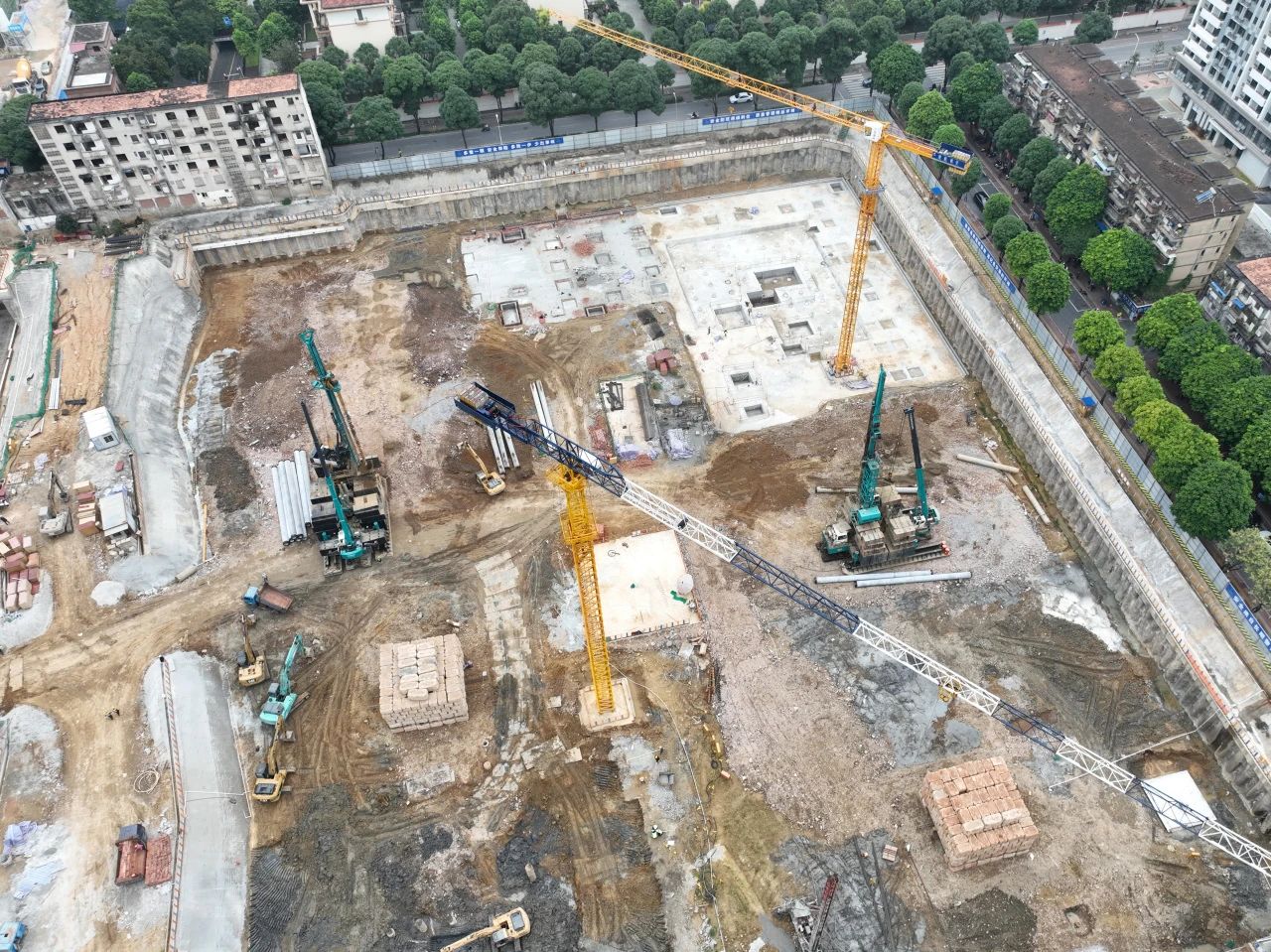 “绿巨人”显神威！3499拉斯维加斯线路智能引孔式静力压桩机助建“绿城”嘉峪关民生项目