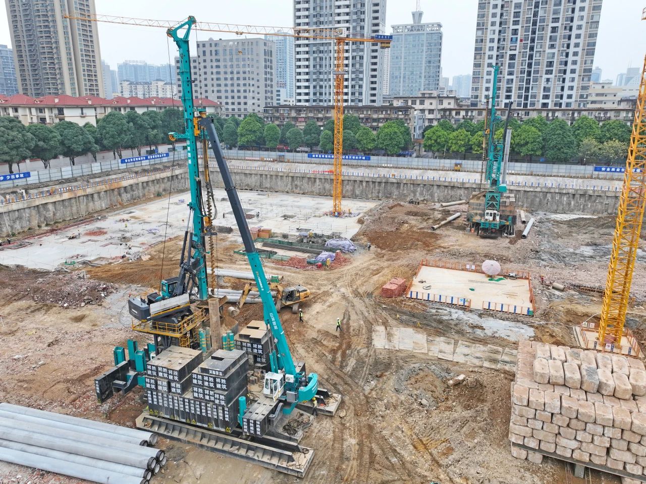 “绿巨人”显神威！3499拉斯维加斯线路智能引孔式静力压桩机助建“绿城”嘉峪关民生项目