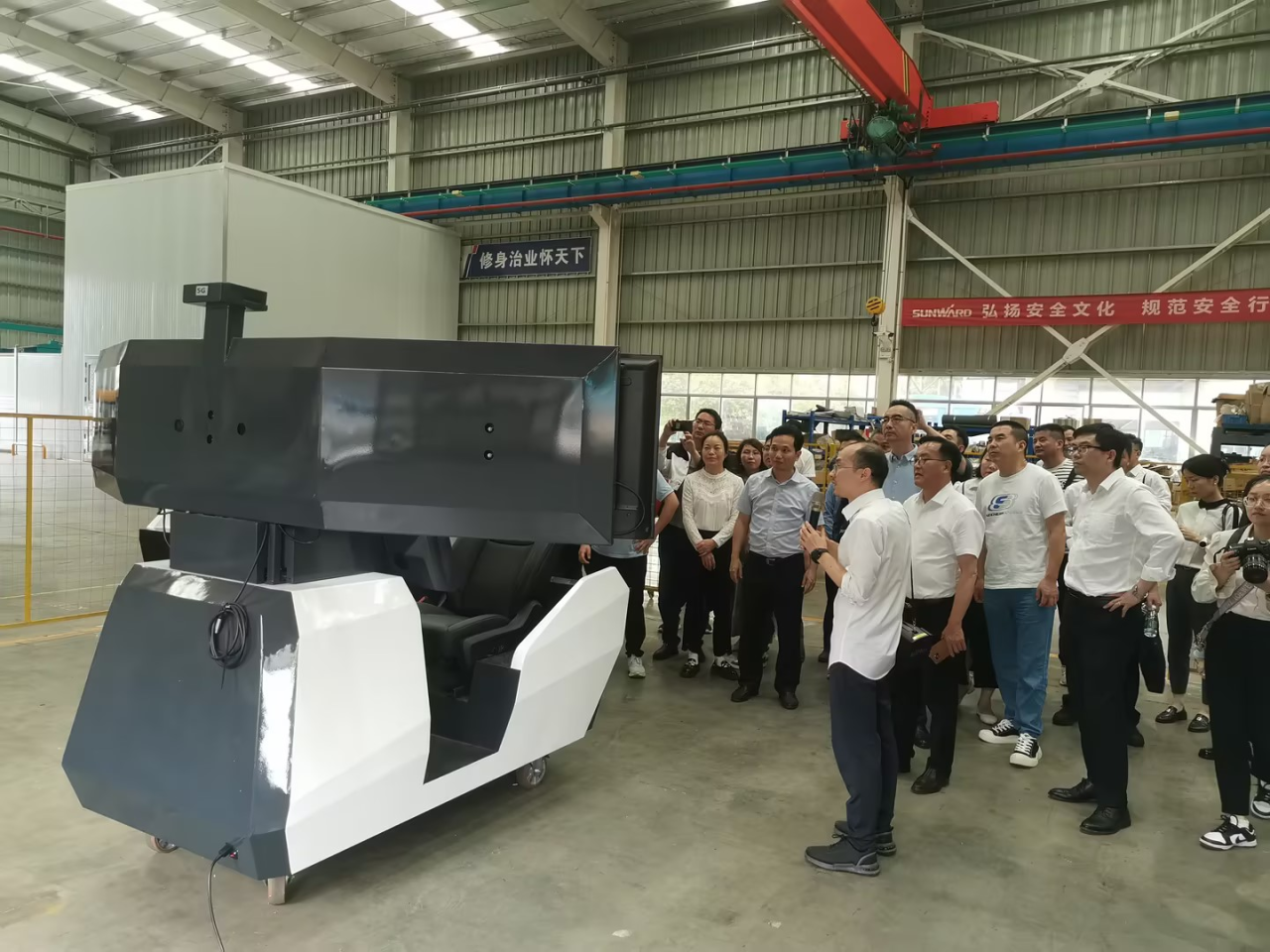 湘潭市工信局带队光临3499拉斯维加斯线路智能发展智能造作现场观摩互换活动