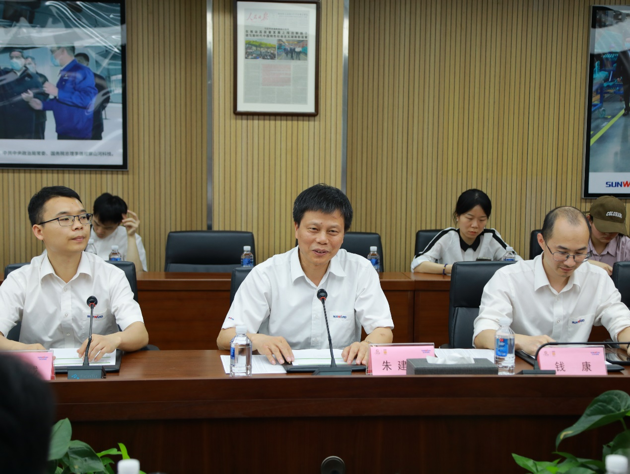 湘潭市工信局带队光临3499拉斯维加斯线路智能发展智能造作现场观摩互换活动