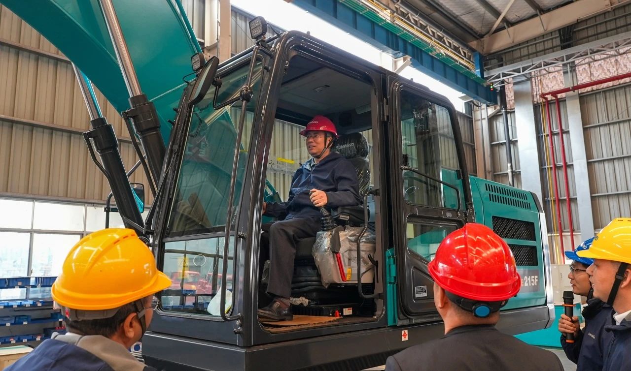 聚焦市场需要，3499拉斯维加斯线路智能三款精品工程液压挖掘机成功下线