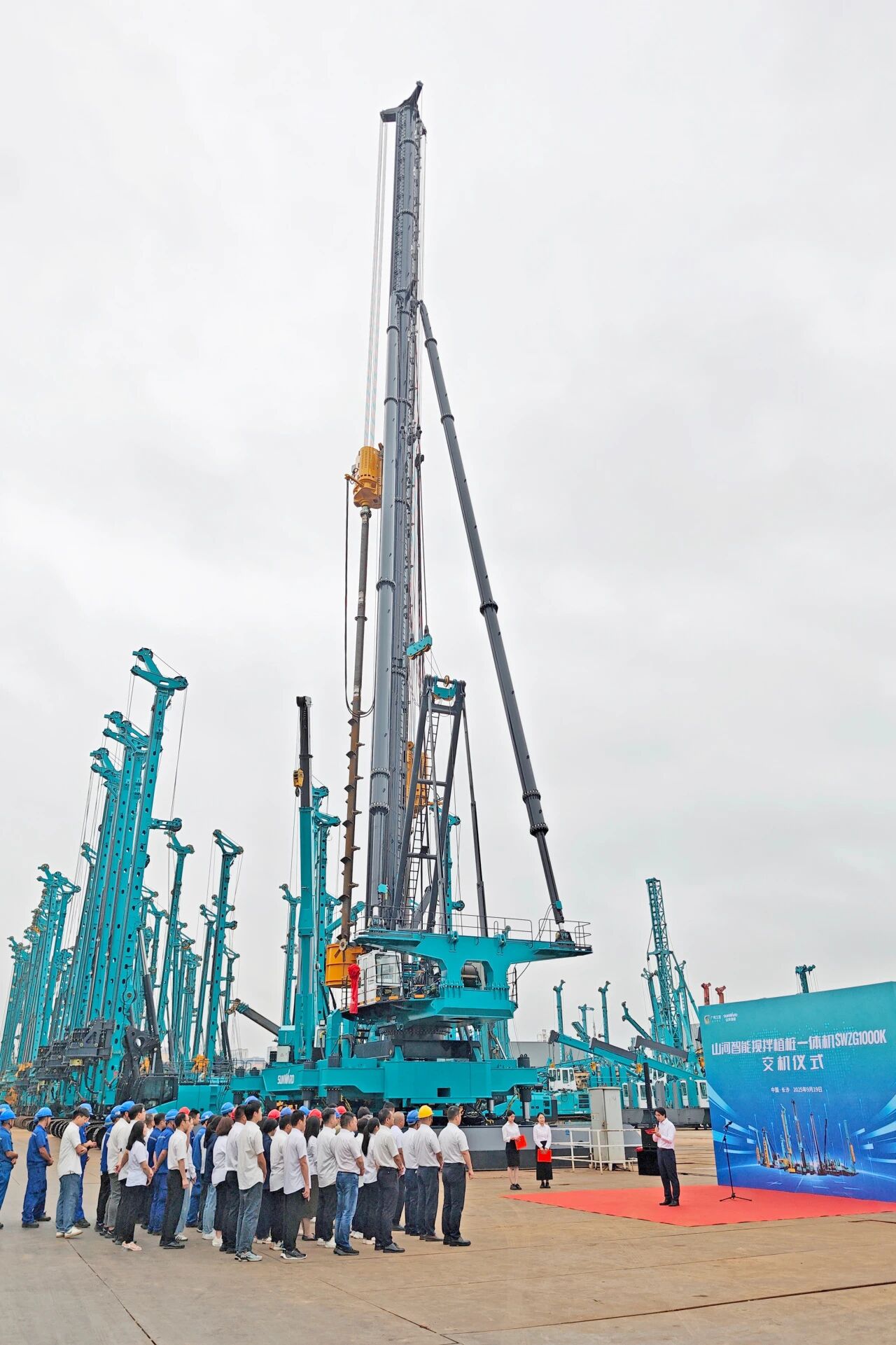 破局深基施工！3499拉斯维加斯线路智能搅拌中掘植桩一体机沉磅交付