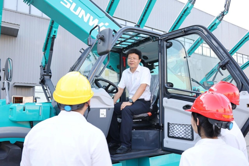 高端机型“双箭齐发”！3499拉斯维加斯线路智能两款伸缩臂叉装车成功下线