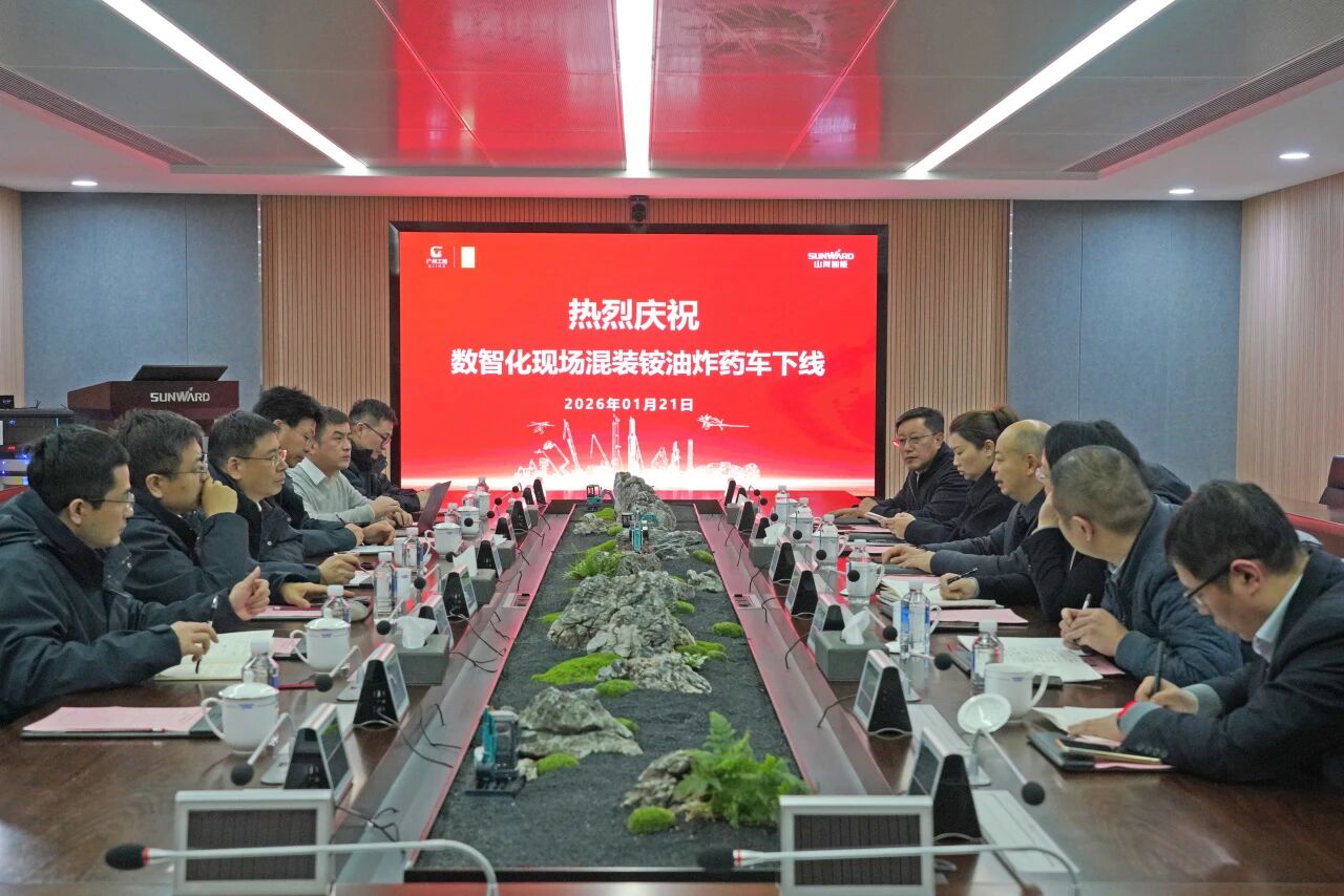 数智化现场混字油火药车下线！3499拉斯维加斯线路智能与易普力携手共筑智能矿山新篇章